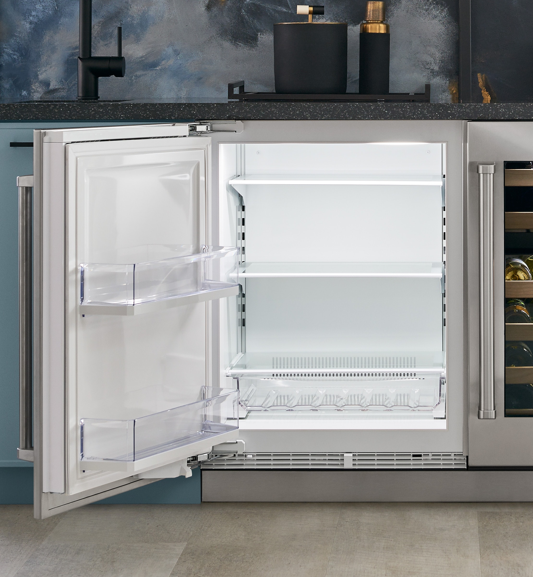 Designer Undercounter Sub Zero 24 Refrigerator DEU2450R   Med Tcs Sienna 8 