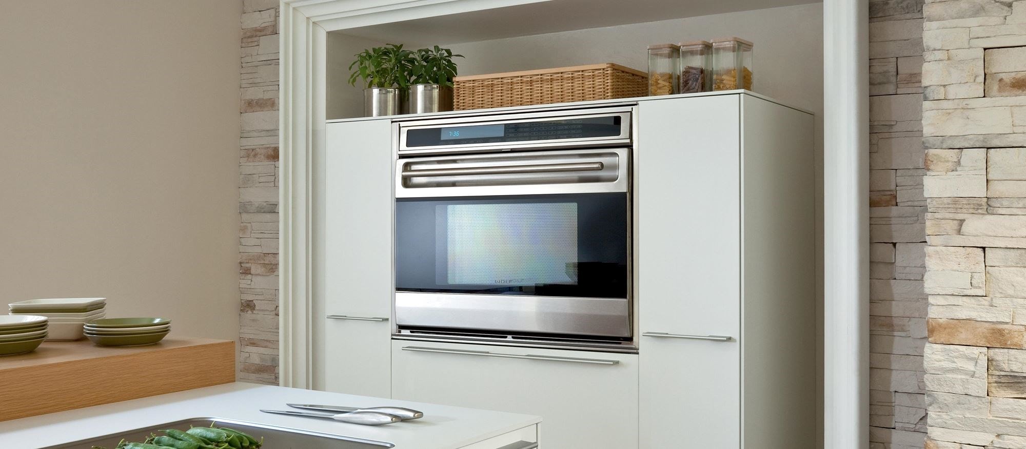 https://www.subzero-wolf.com/products/wolf/ovens/l-series/so36/-/media/images/united-states/widen/product-heroes/so36u_s_vignette.jpg?h=875&width=2000&udi=1&cropregion=430,545,4430,2295